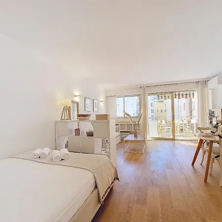 Bright Studio, Swimming-pool